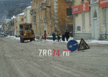 Собрались и собрали. В Златоусте после сильного снегопада пришлось задействовать 19 единиц спецтехники