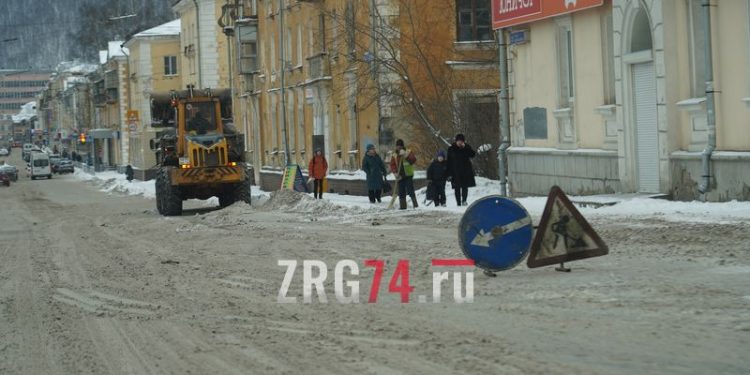 Собрались и собрали. В Златоусте после сильного снегопада пришлось задействовать 19 единиц спецтехники