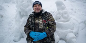 Сказка, да и только. Златоустовец порадовал горожан мультяшными скульптурами из снега