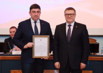 За слаженную работу. Глава Златоуста получил благодарственное письмо из рук губернатора Южного Урала