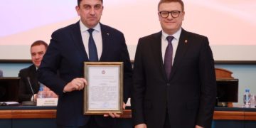 За слаженную работу. Глава Златоуста получил благодарственное письмо из рук губернатора Южного Урала