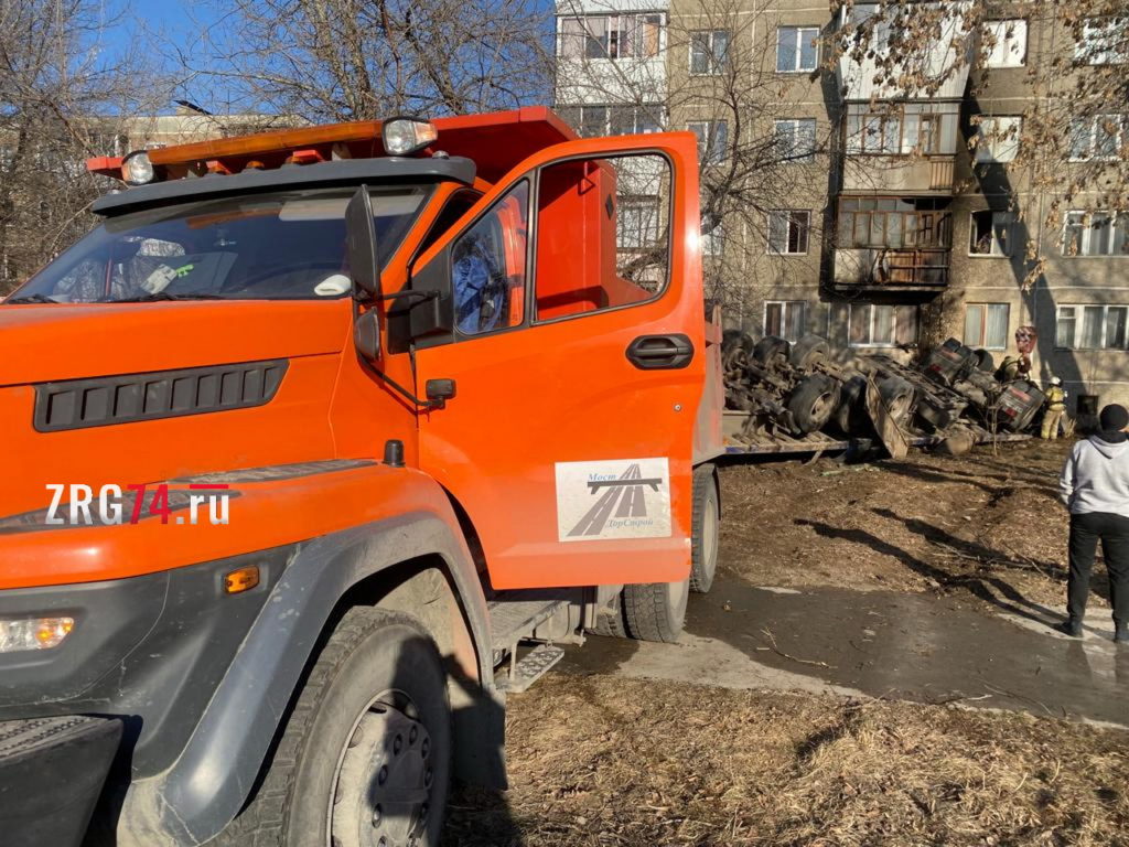 Без тормозов. В Златоусте большегруз врезался в пятиэтажку и загорелся |  13.04.2023 | Златоуст - БезФормата