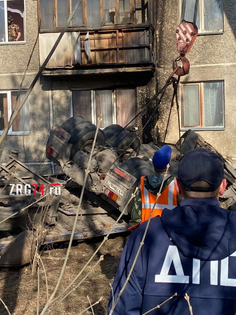 Без тормозов. В Златоусте большегруз врезался в пятиэтажку и загорелся |  Златоустовский рабочий | Новости Златоуста