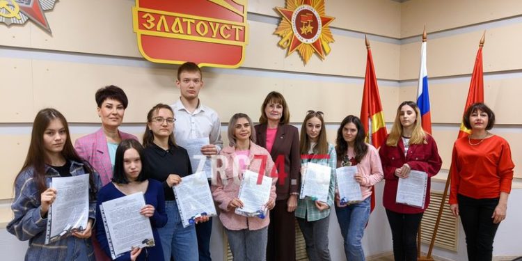 Новый этап жизни. В Златоусте ещё восемь детей-сирот получили ключи от благоустроенных квартир