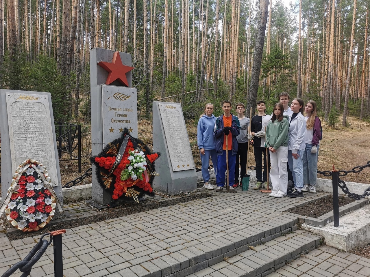 Праздничный наряд. Златоуст отметил Первомай трудовыми активностями |  03.05.2023 | Златоуст - БезФормата