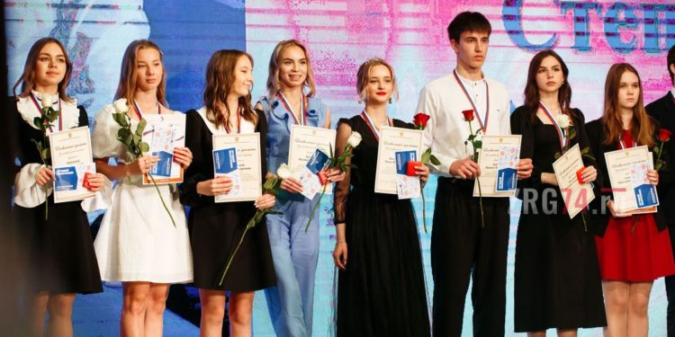 Под звуки нестареющего вальса. Для златоустовских выпускников-отличников провели «Бал медалистов»