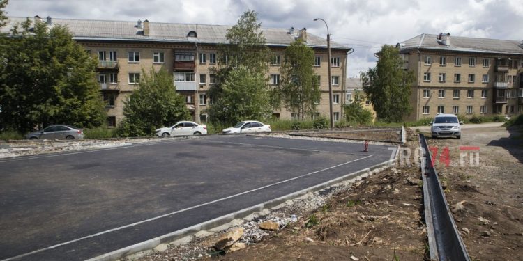 Для детворы и для взрослых. В городе приступили к благоустройству спортплощадки на Металлургов, 6