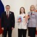 Выбрав верный курс. Ученица из Златоуста получила паспорт из рук губернатора Южного Урала