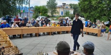 Один против тридцати! 19-летний златоустовец преподал урок игры в шахматы кыштымцам