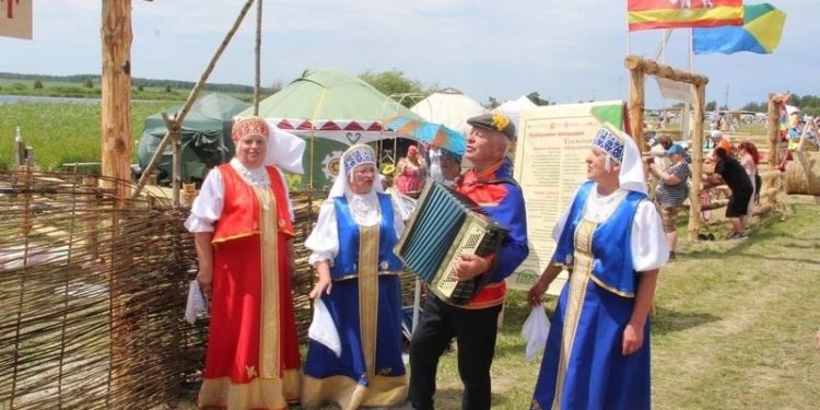 С песнями и обрядами. Златоустовские мастера показали свои умения на Бажовском фестивале