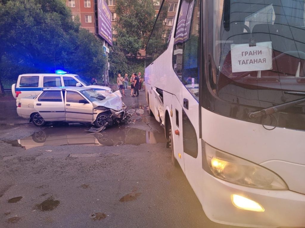 Дождливый разворот. В Златоусте легковушка с нетрезвым водителем влетела в  автобус | 07.07.2023 | Златоуст - БезФормата