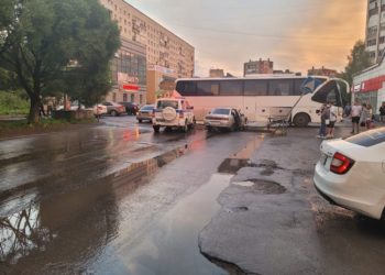 Дождливый разворот. В Златоусте легковушка с нетрезвым водителем влетела в автобус