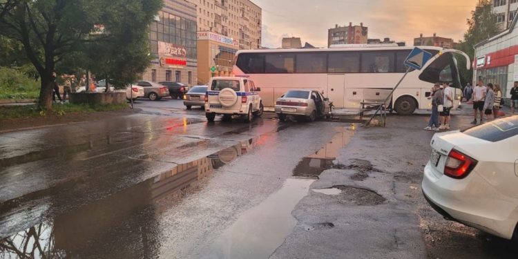 Дождливый разворот. В Златоусте легковушка с нетрезвым водителем влетела в автобус