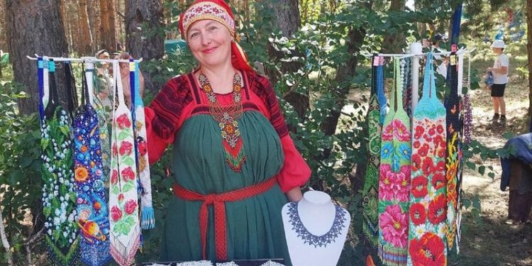 Фантазии узоры. Умелица из Златоуста познакомила с искусством плетения медальонов