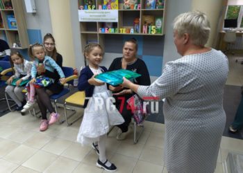 Для хорошей учёбы. Первоклассники Златоуста из приёмных семей получили школьные наборы