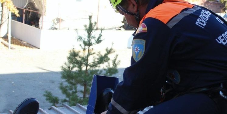 С крутым наклоном. В Златоусте спасатели эвакуировали упавшего с высоты садовода