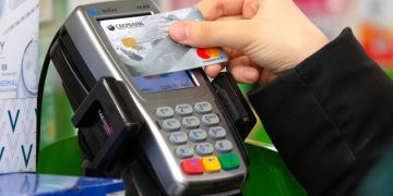Закупился по полной. В Златоусте мужчина расплатился в магазине найденной картой