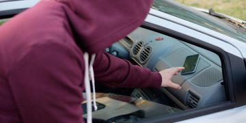 Даже не заметил. В Златоусте у спящего в машине мужчины украли телефон