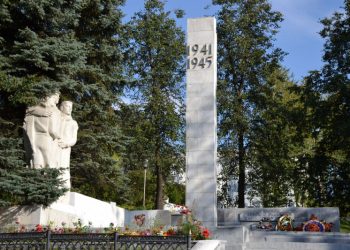 Включат в реестр. В Златоусте памятник работникам машзавода станет объектом культурного наследия