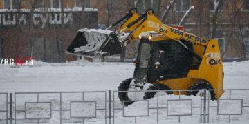 А снег идёт. Дорожные службы Златоуста усилили работу в непогоду
