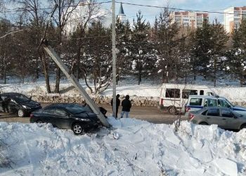 И в столб. В Златоусте пожилой водитель налетел на электроопору