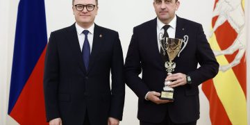 Одержавшим верх. Глава округа Максим Пекарский и представители Златоуста получили награды от губернатора Алексея Текслера