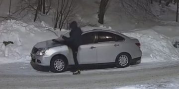 В чём провинились? Домофонная камера зафиксировала погром автомобилей