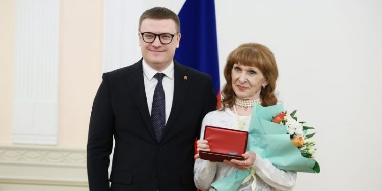 Заслужила любовь и уважение. Актриса златоустовского театра удостоена почётного звания