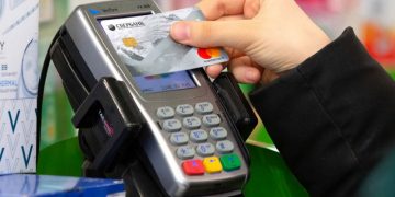 За чужой счёт. Двое златоустовцев нашли банковскую карту и отправились за покупками