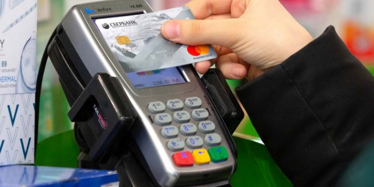 За чужой счёт. Двое златоустовцев нашли банковскую карту и отправились за покупками