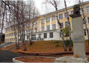 Урок — в историю.  Отмечающая 105-летие школа № 3 поведала о вехах своего становления