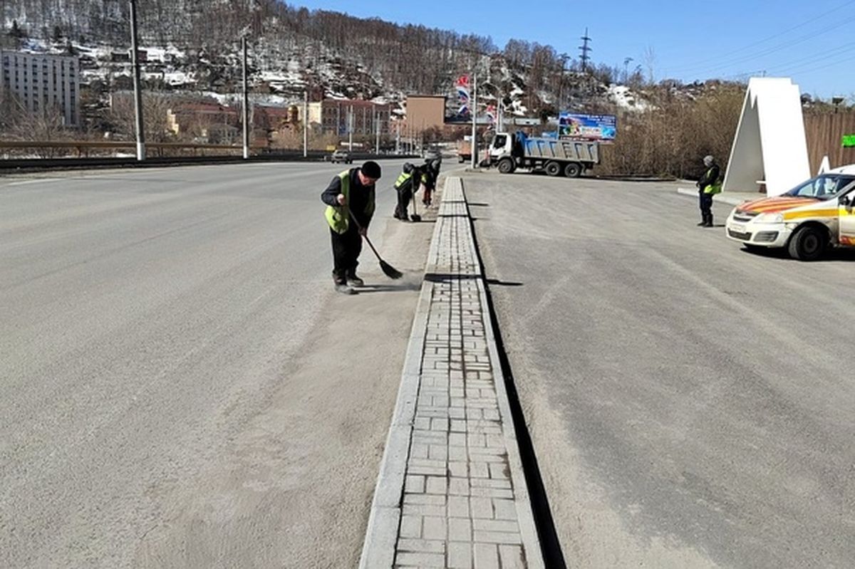 Стартуют раньше. В Златоусте начались весенние субботники | 08.04.2024 |  Златоуст - БезФормата