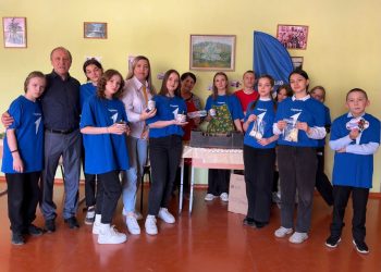 Тепло солдату из детских рук. Златоустовские школьники изготавливают маскировочные сети и окопные свечи