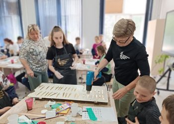 Расстояние — не преграда. Оружейная фабрика Златоуста организовала мастер-класс для детей из Ясиноватой