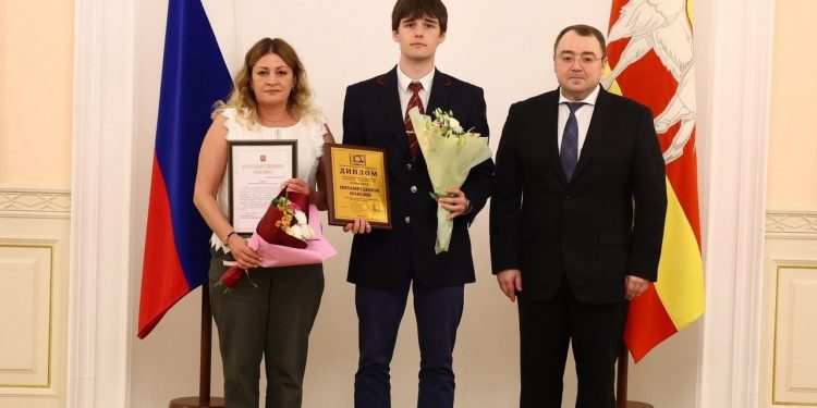 Оценили знания. В столице региона наградили талантливых студентов колледжа и техникума Златоуста