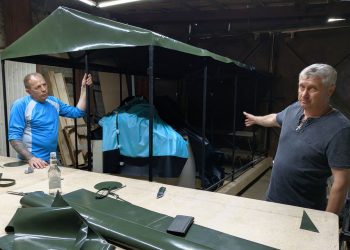 С теплом родного города. Златоустовское предприятие производит палатки и мобильные бани для СВО