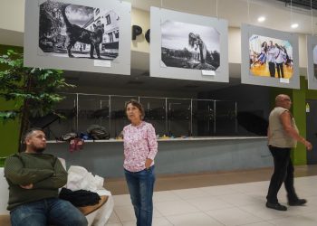 Город и мгновения. На челябинской Кировке и в «Тарелке» открылась фотовыставка «Один день из жизни Златоуста»