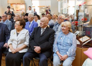 Равнение — на Почётных. Студентам Златоуста представили выставку о выдающихся горожанах