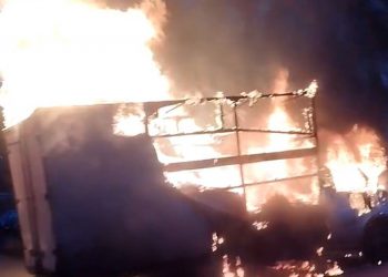 Остался «скелет». Напротив железнодорожного вокзала в Златоусте сгорела «Газель»
