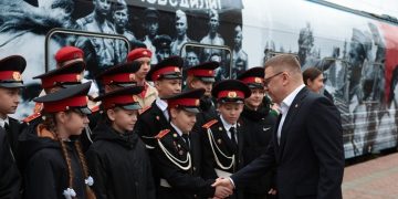 Алексей Текслер посетил передвижную выставку о Великой Отечественной войне «Поезд Победы»