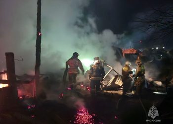 Пострадали несколько домов. В частном секторе Златоуста произошёл серьёзный пожар