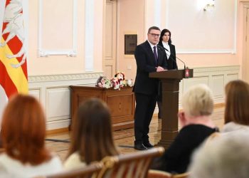 Прославляют страну. Педагоги из Златоуста удостоены премий губернатора