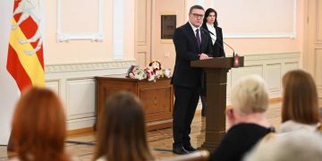 Прославляют страну. Педагоги из Златоуста удостоены премий губернатора
