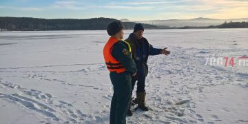 По тонкому льду. В Златоусте с городского пруда сняли двух подростков