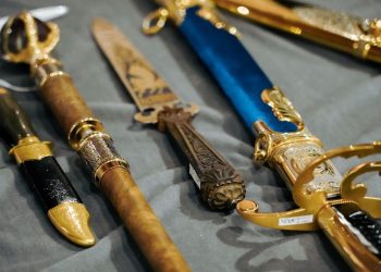 Холодное и с душой. Выставку шедевров златоустовских мастеров представили в Татарстане