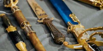 Холодное и с душой. Выставку шедевров златоустовских мастеров представили в Татарстане