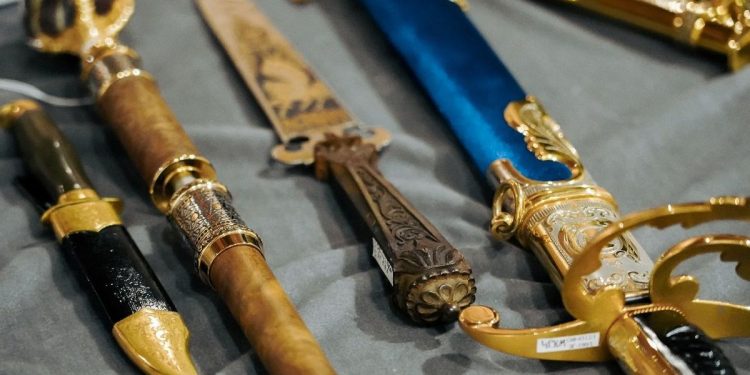 Холодное и с душой. Выставку шедевров златоустовских мастеров представили в Татарстане