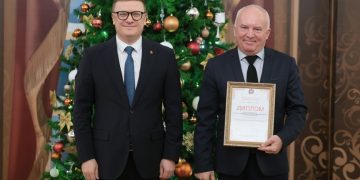 Во весь творческий рост. Заслуги руководителя из Златоуста отметил губернатор области