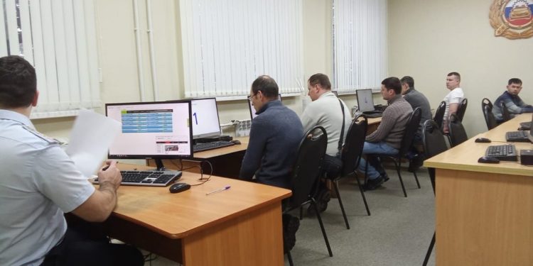 Снова за парты. В Златоусте бесправников усадили заново сдавать экзамены по ПДД