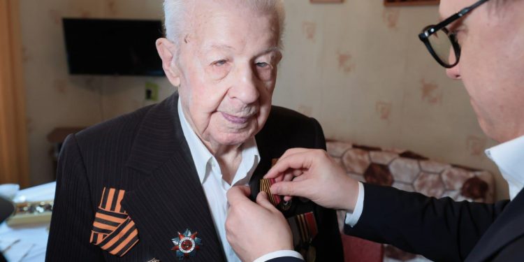 С благодарностью от потомков. Алексей Текслер вручил юбилейную медаль ветерану Великой Отечественной войны